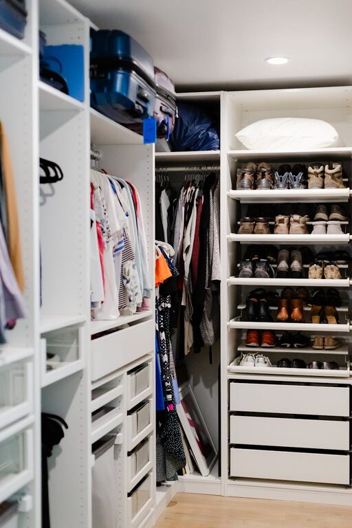 How to Store Seasonal Clothes Efficiently: Tips for a Clutter-Free Closet